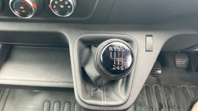 Renault Master Mwb Diesel Fwd MM35dCi 135 Business+ Medium Roof Van